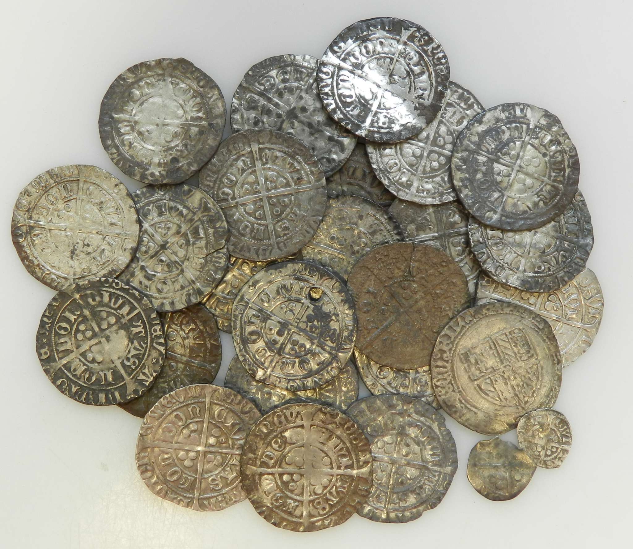 Detektorem kovů objevil unikátní středověký poklad kvalitních stříbrných mincí